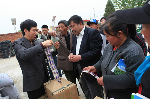 向农民讲解二氧化碳肥的使用方法_2