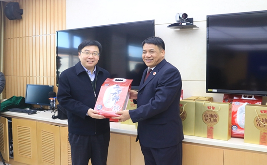 区委常委、区政法委书记高峰慰问一线政法干警_副本