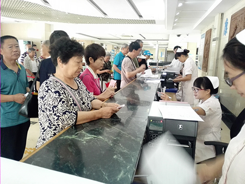 内文昌平区总工会开展“关爱劳模送健康”活动