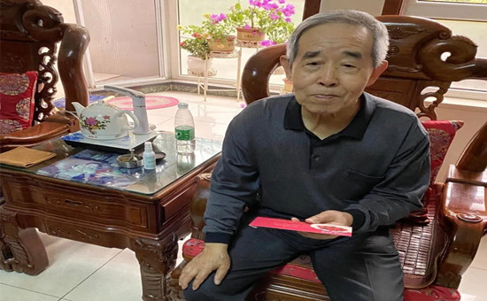 C:UsersadminDesktop&#6;.5\u5de5会&#3;大兴区审计局工会干部为劳模送生日祝福&#1;.jpg
