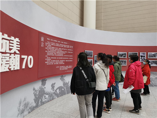 体育馆路街道总工会组织参观抗美援朝70周年主题展2.jpg