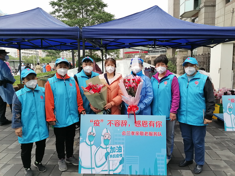 会兰孝亲敬老服务队慰问医护人员.jpg
