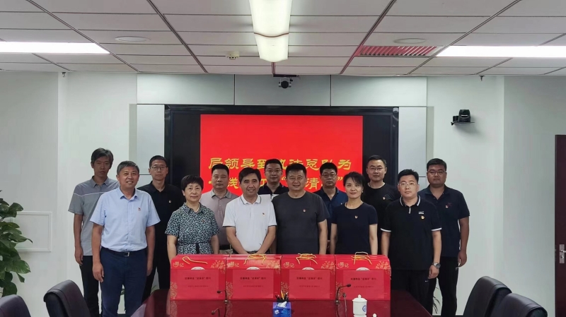 局领导为一线职工送上慰问品 (2)_副本.jpg