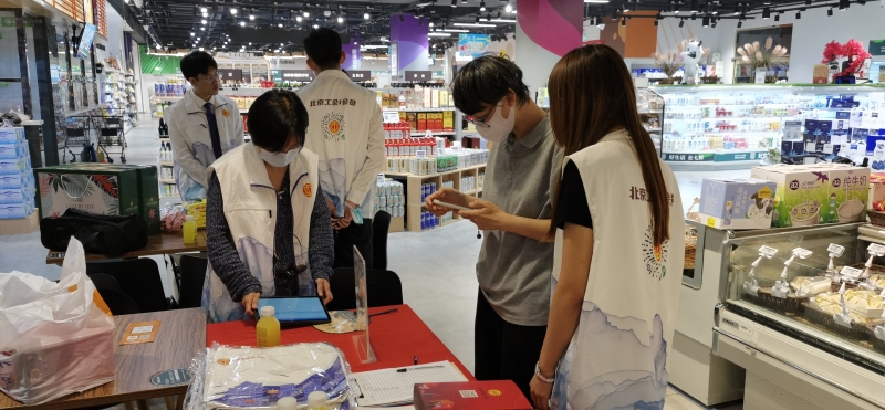 工作人员精心讲解入会流程和福利待遇_副本.jpg