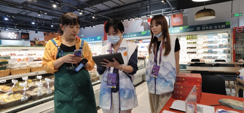 工作人员为操作有问题职工进行操作服务_副本.jpg