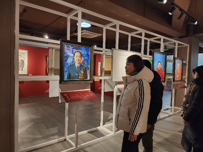参观展览5_副本.jpg
