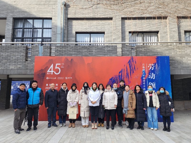 参观展览3_副本.jpg