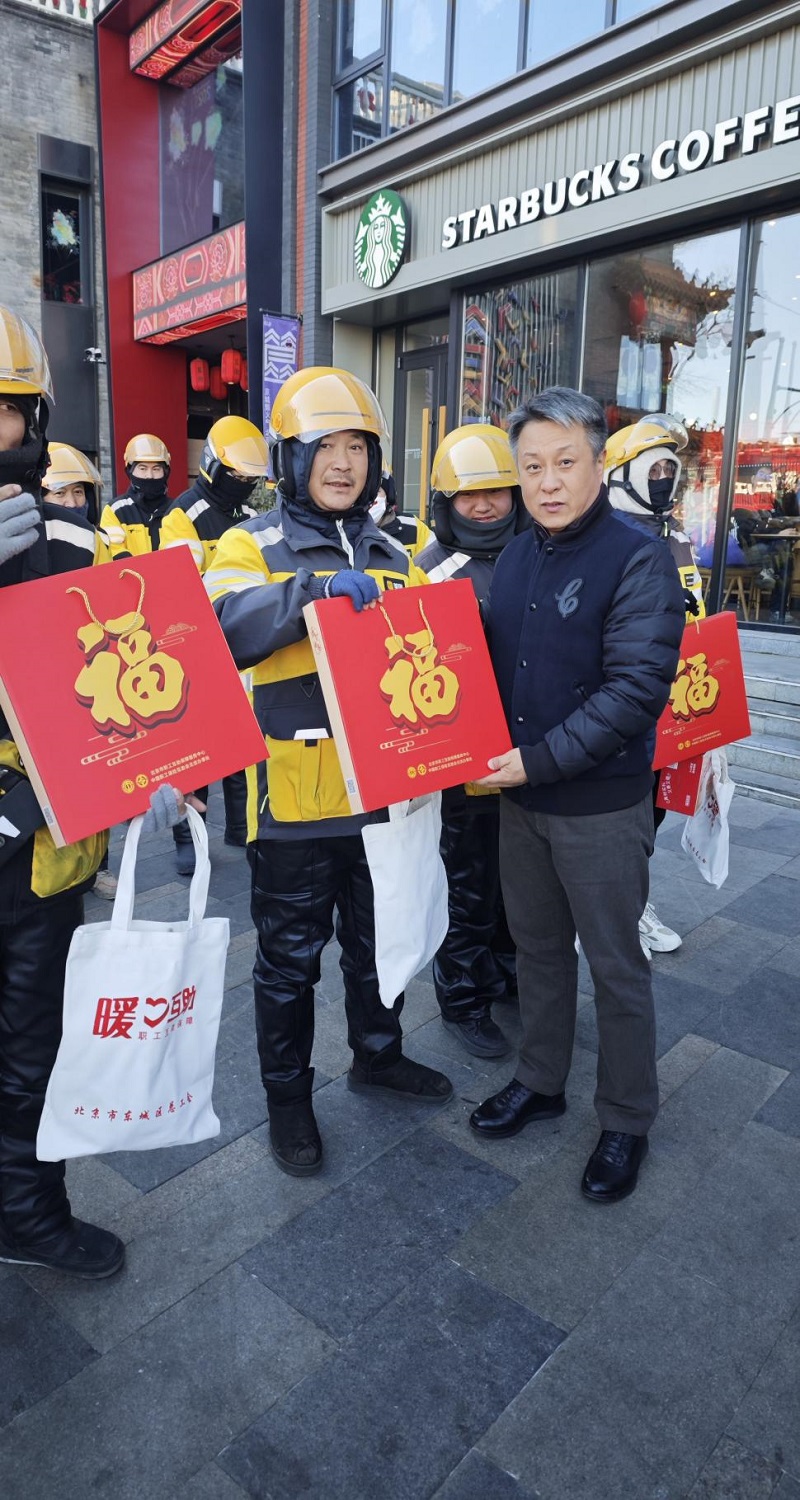 东城区总工会慰问外卖员.jpg