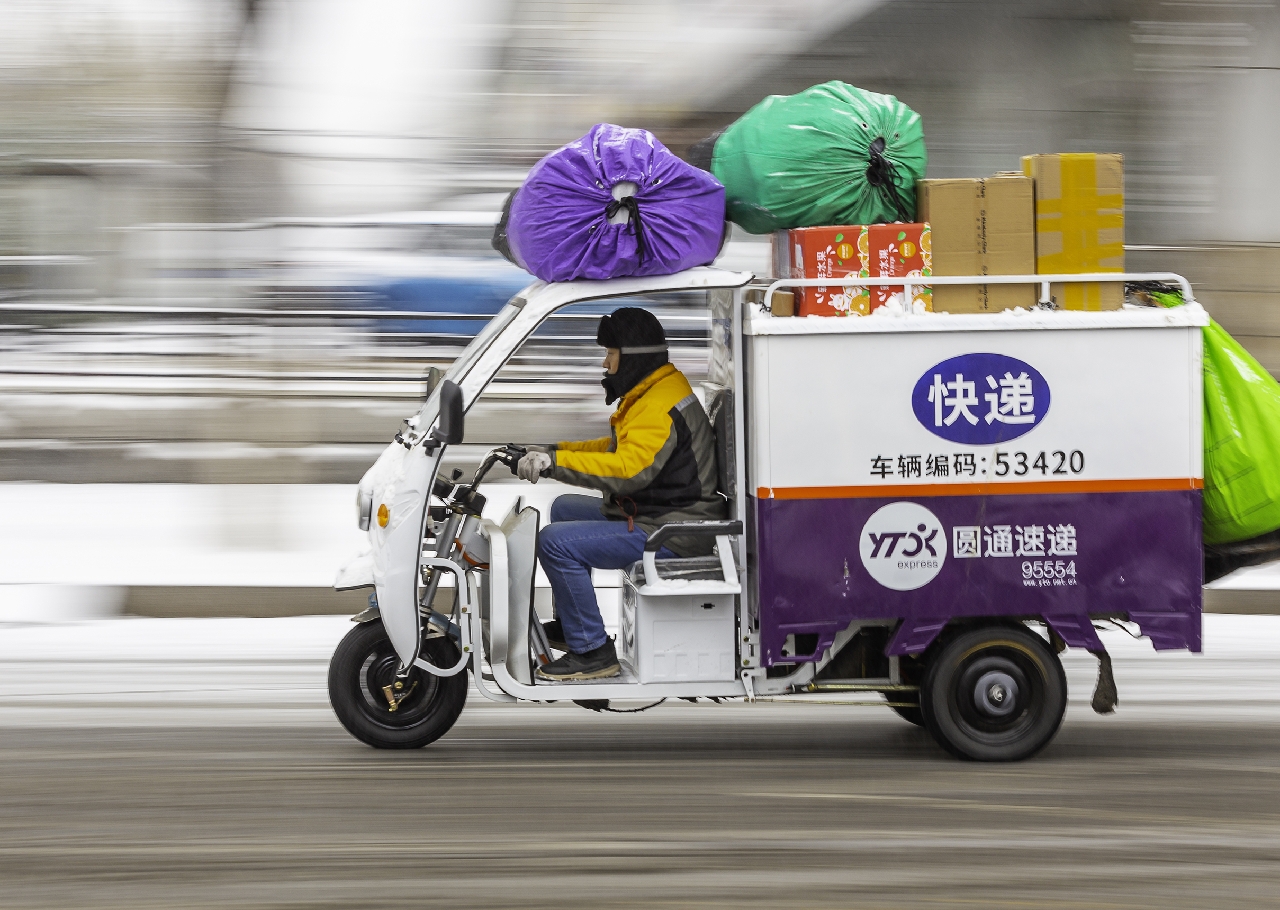 雪中忙碌的快递小哥-平谷县城-杨青海-13693312122_副本.jpg