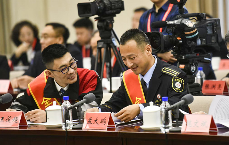 10.在学习贯彻习近平总书记在庆祝中华全国总工会成立100周年暨全国劳动模范和先进工作者表彰大会上的重要讲话精神座谈会上劳模交流心得.jpg