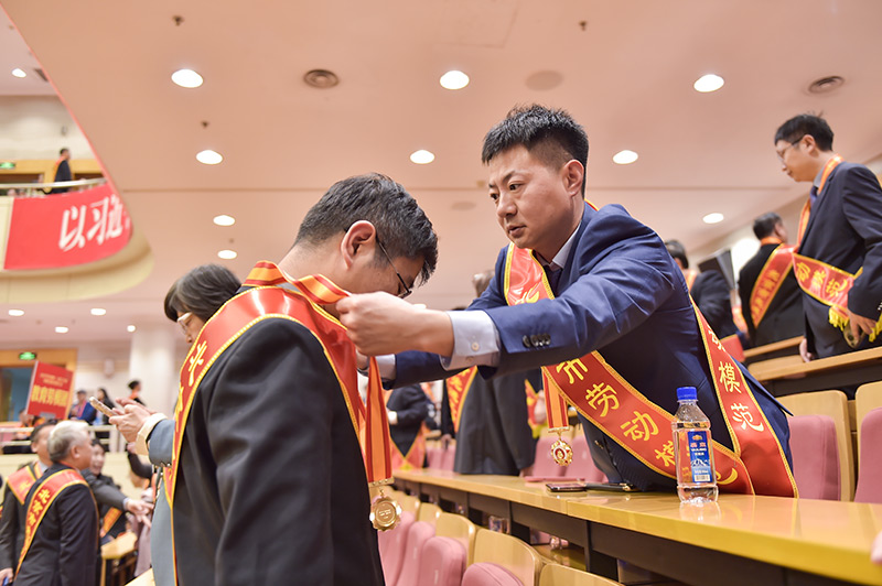 8.北京市劳动模范、先进工作者和模范集体表彰大会劳模互动瞬间.jpg