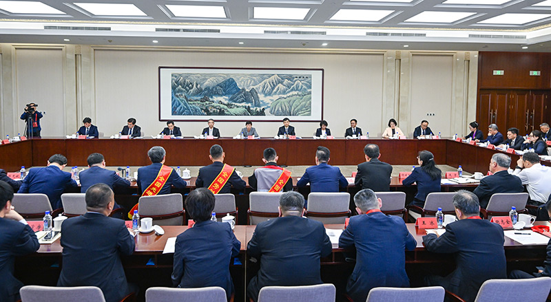 2.北京工会学习贯彻习近平总书记在庆祝中华全国总工会成立100周年暨全国劳动模范和先进工作者表彰大会上的重要讲话精神座谈会-1.jpg