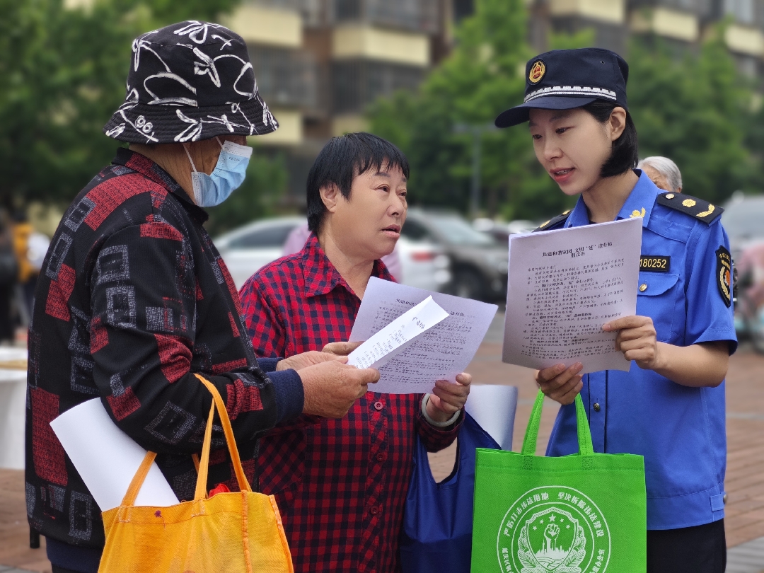 普法宣传-执法队-陈华_副本.jpg