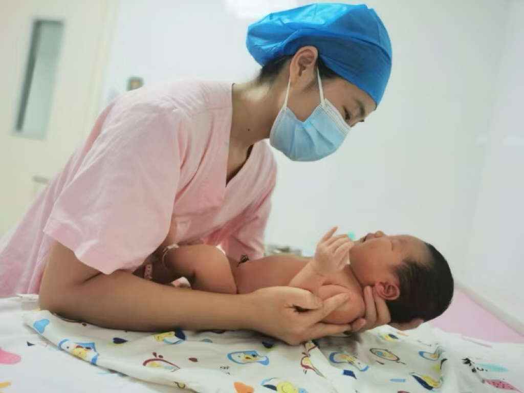 丰台区妇幼保健院孙婷婷 《爱的托举》_副本.png