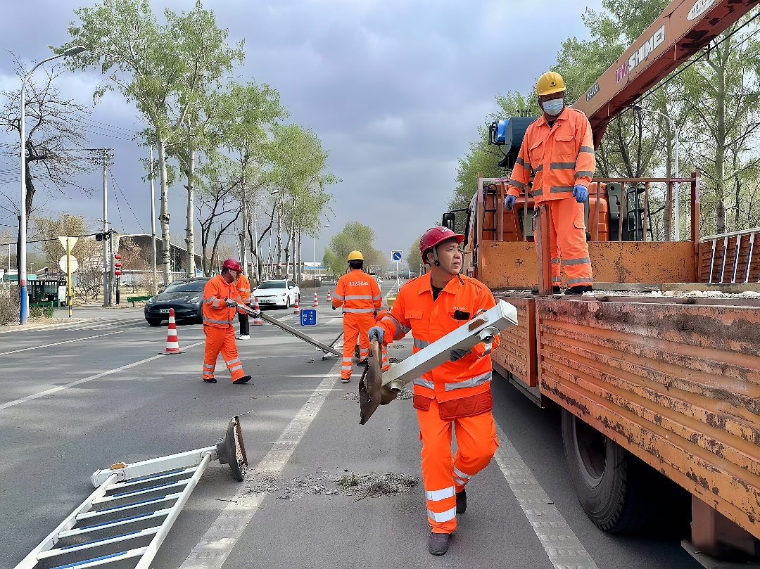 （春）公路养护人员在大风过后清理路挡_副本.jpg