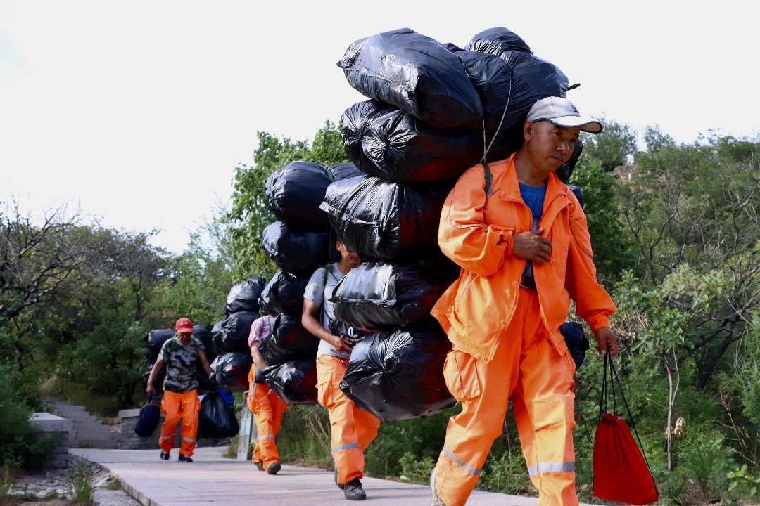 （夏）炎炎夏日长城保洁员在运送垃圾_副本.jpg