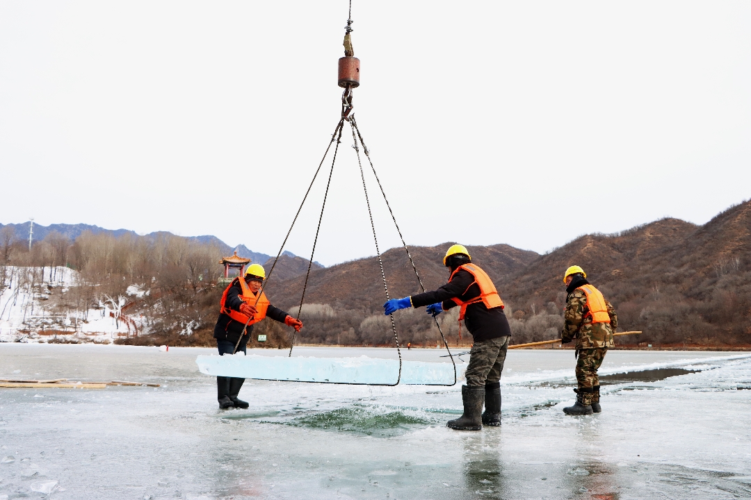 （冬）龙庆峡冰灯开业前夕工人取冰_副本.jpg