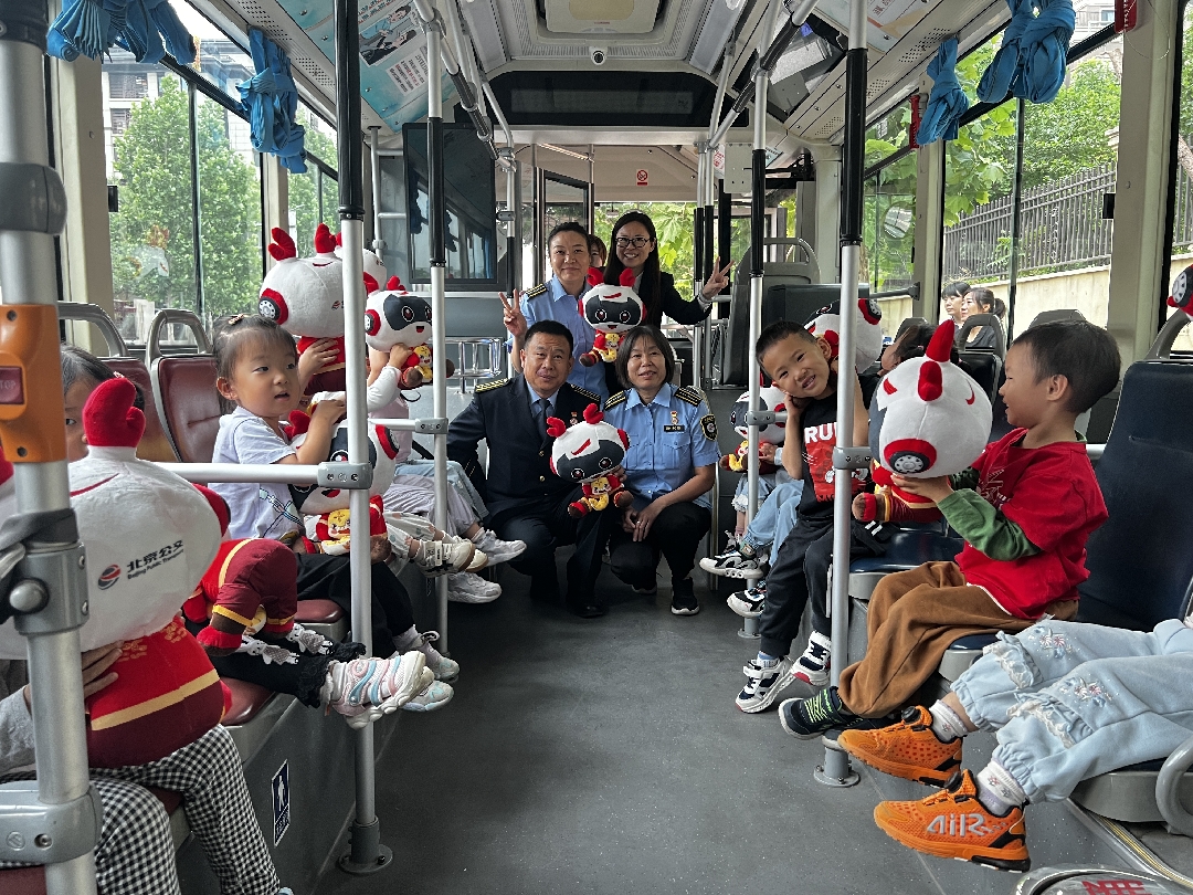 1）客六分公司+公交进校园 安全伴童行+成嘉+13811277866_副本.jpg
