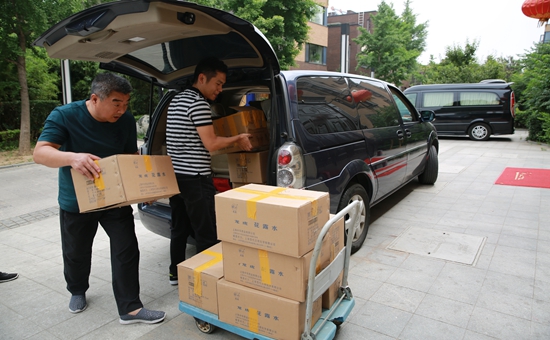 体育馆路街道总工会“送清凉” 为一线职工送去防暑清凉包_副本