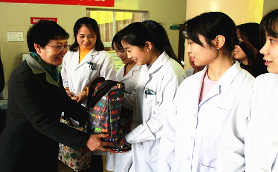 区总工会副主席刘振丽慰问丰台社区卫生服务中心女职工_副本