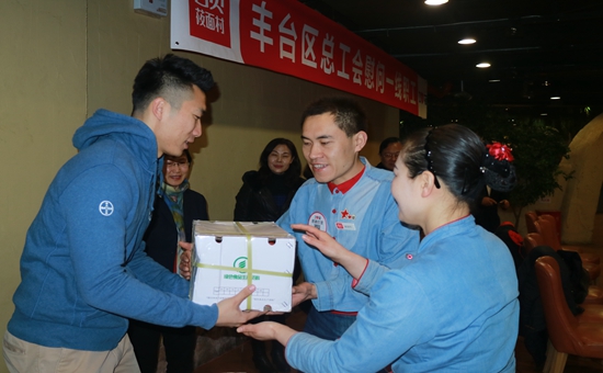 向来京务工人员发放慰问品3_副本