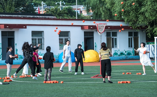 雁栖学校开展教职工趣味运动会活动 (3)_副本