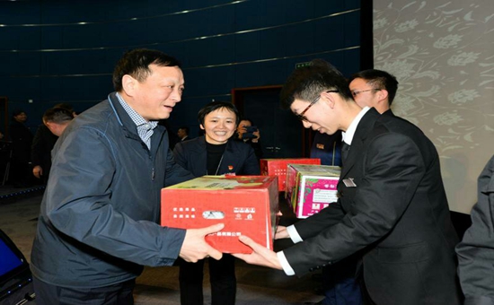 区人大副主任、区总工会主席王建斌慰问汽车博物馆一线职工_副本