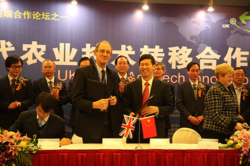与英国华威大学签署合作研究协议_1