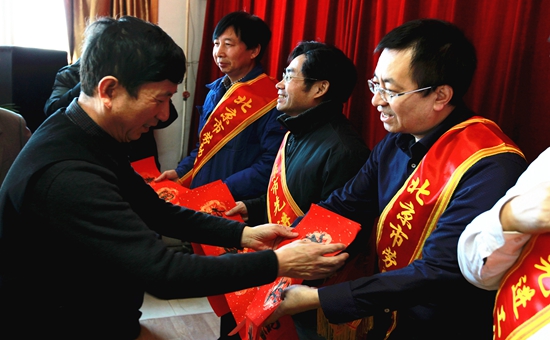 区老年书画协会的书画家为劳模送春联祝吉祥2_副本