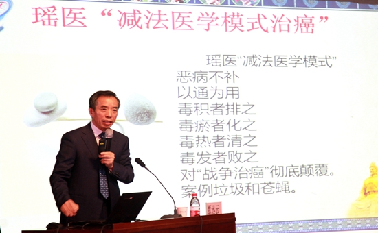 覃迅云教授讲课中_副本