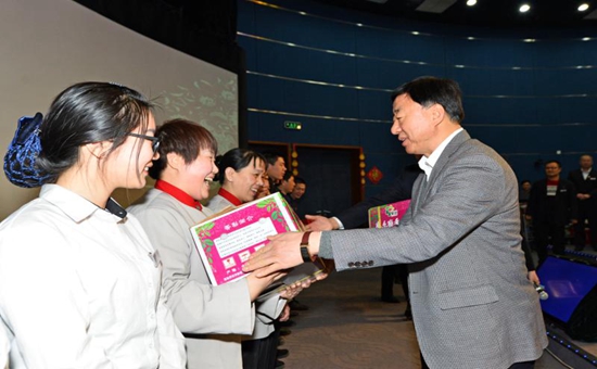 区委副书记钟百利慰问汽车博物馆一线职工_副本