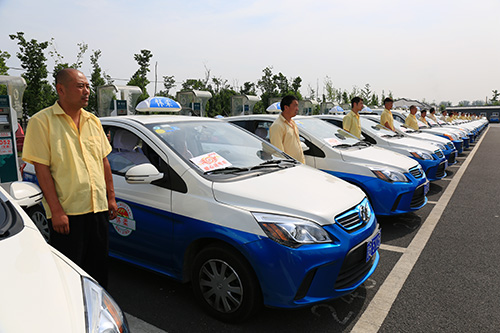 05-怀柔350辆电动出租车“爱心送考”1