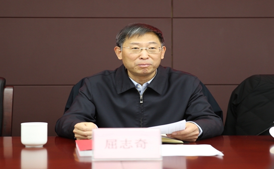 区人大常委会副主任、区总工会主席屈志奇向获奖职工表示祝贺_副本