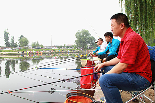 内文选手们正在等待鱼儿上钩