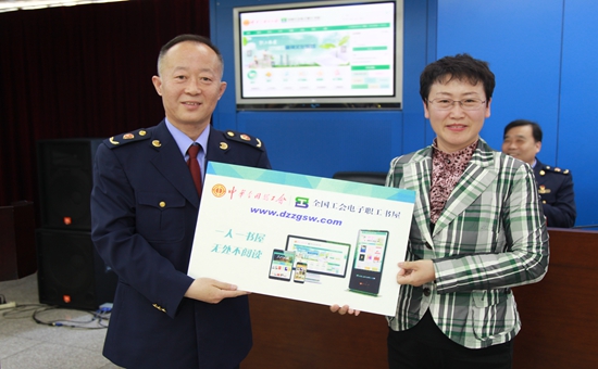 区总工会副主席刘振丽向区工商局发放电子职工书屋阅读卡_副本