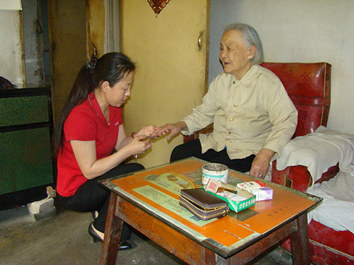李成华照顾袁月梅老人 (2)_1