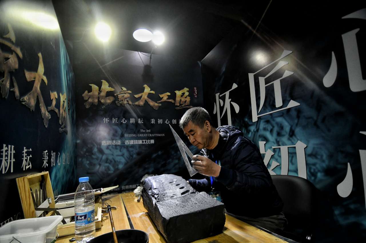 纯手工“复刻”龙纹瓦当.jpg