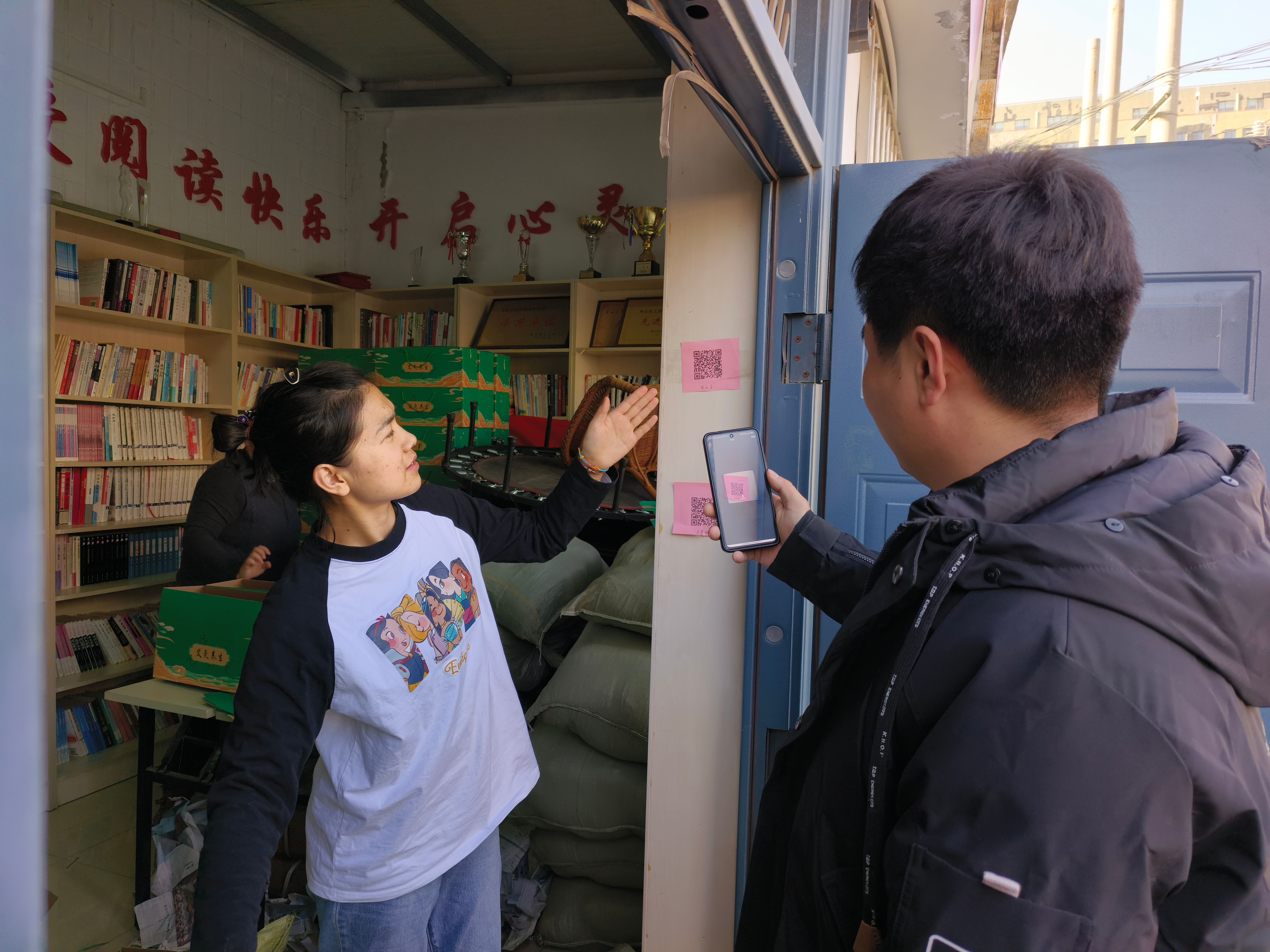 房山区拱辰街道总工会开展冬季送温暖活动 3.jpg