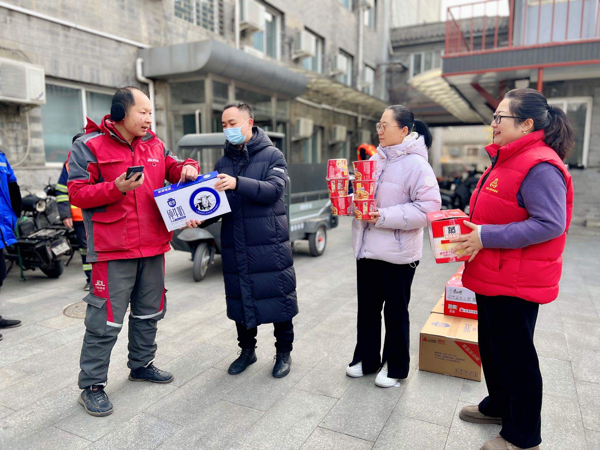 交道口街道总工会为新就业形态劳动者发放“温暖大礼包”1.jpg