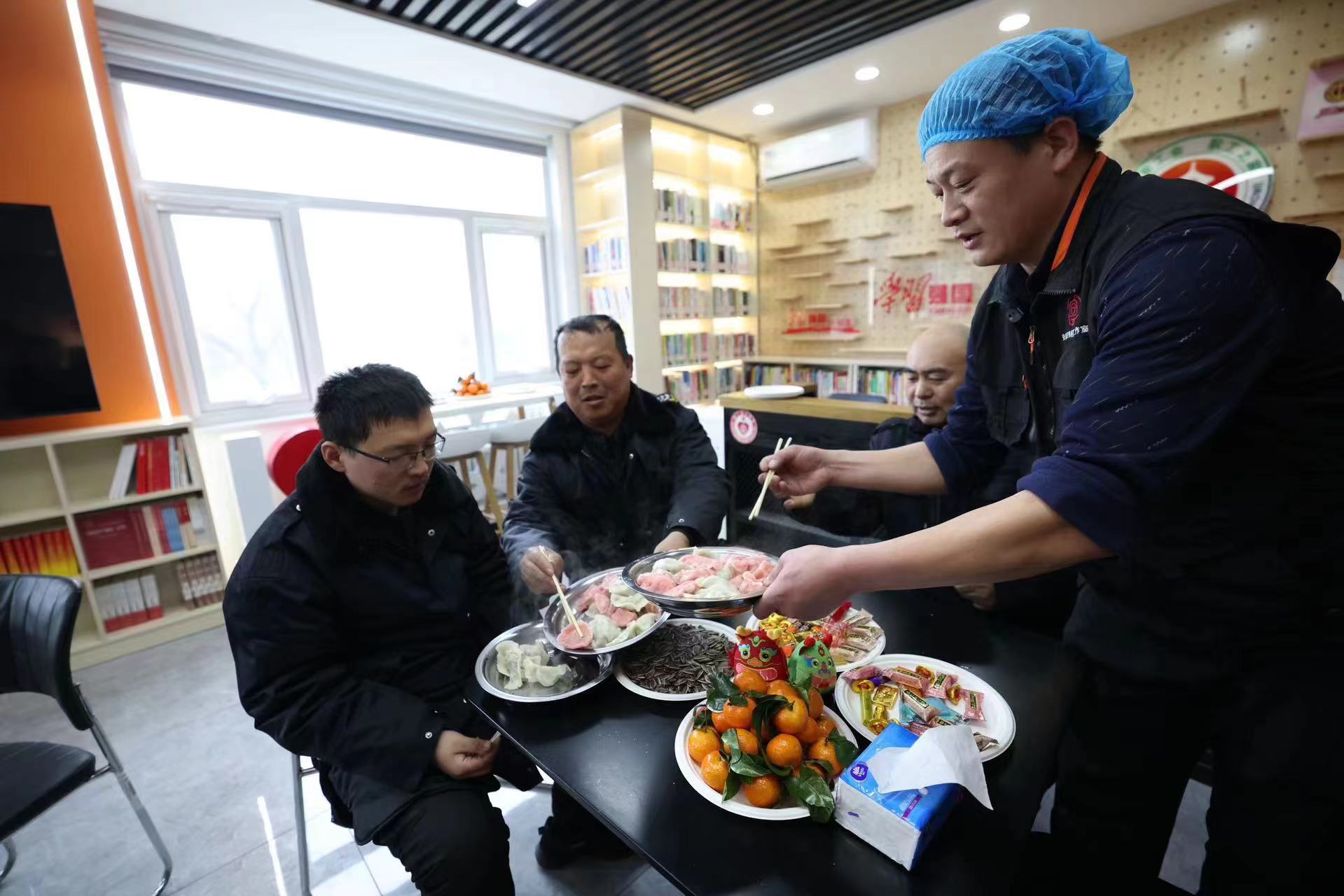 安贞新就业形态劳动者享饺子宴 2.jpg