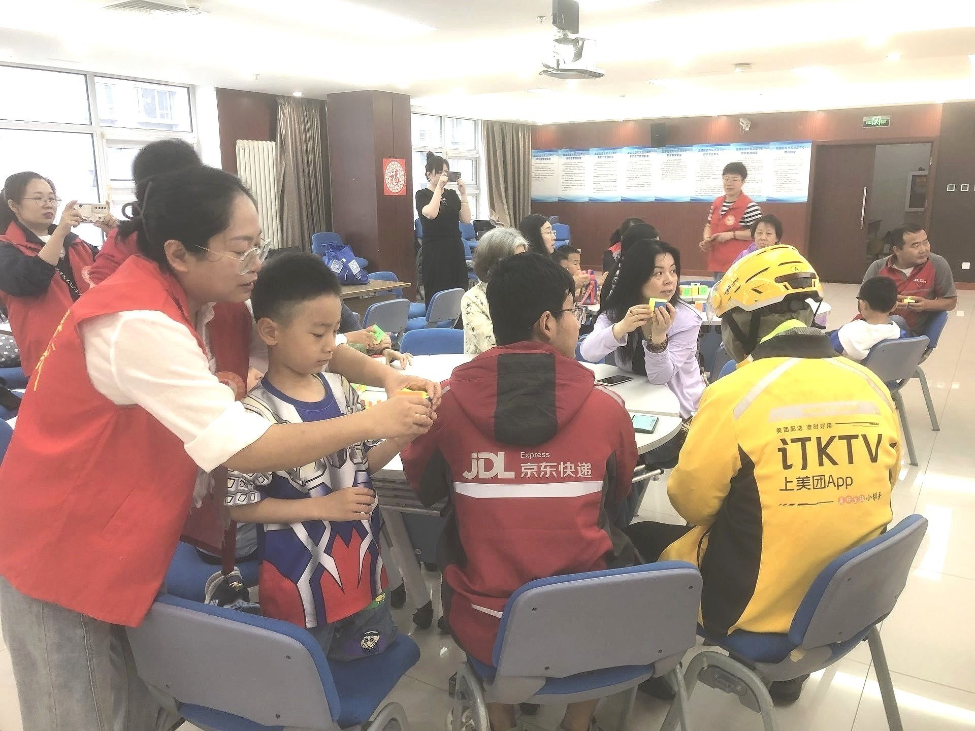 非公党员、新业态群体融入地区党建格局 龙潭街道“大小朋友”共同挑战魔方拼图 2.jpeg